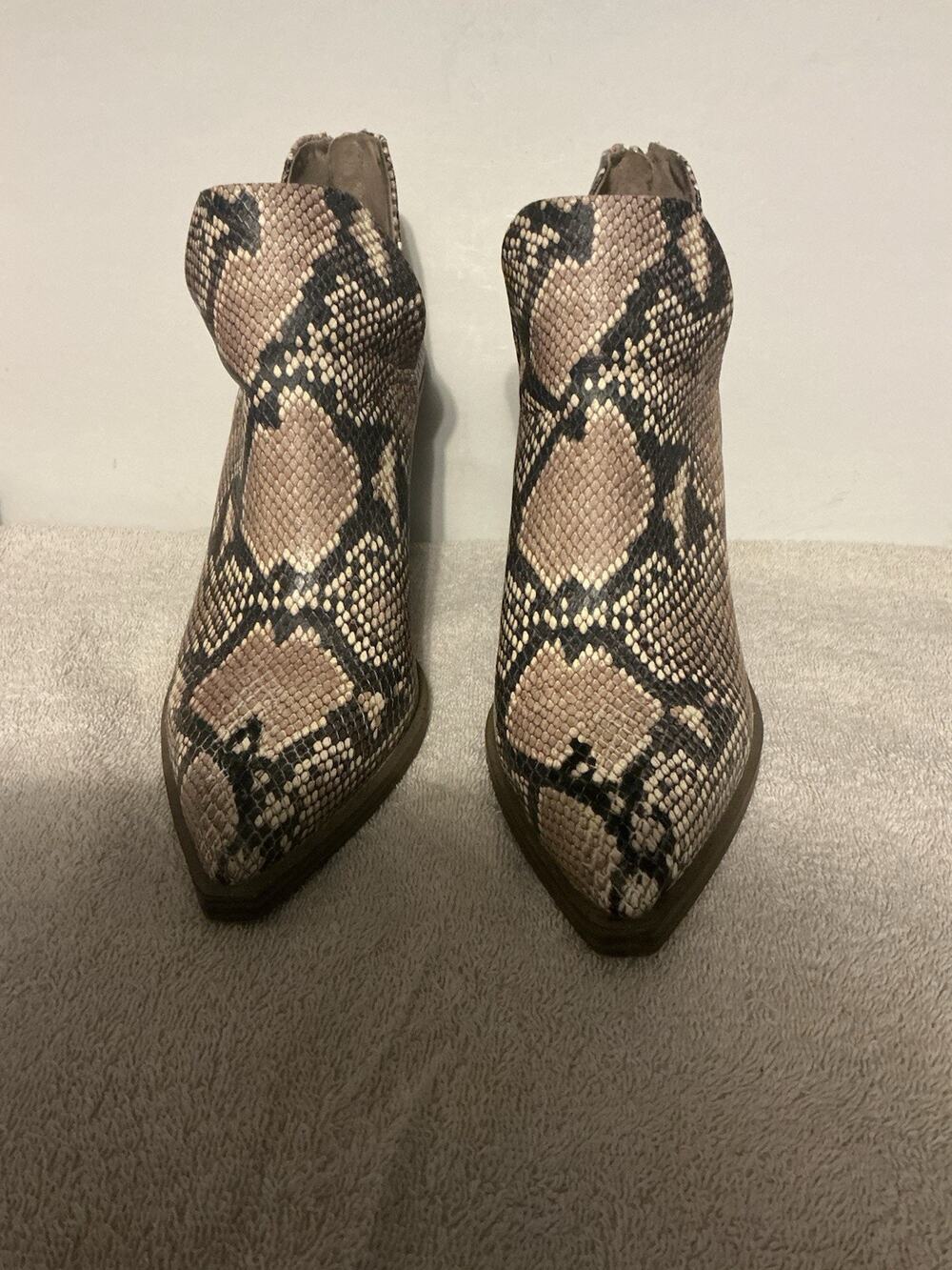 Vince Camuto Leather Gigietta Snake Skin Bootie Zip Back Heel SZ 9 M
